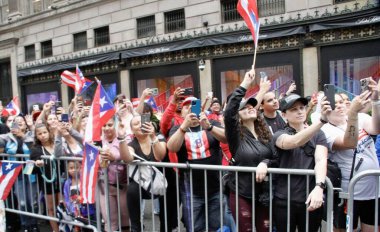 (Nicky Jam 65. Ulusal Porto Riko Günü Geçit Töreni 'nde. 12 Haziran 2022, New York, ABD: Amerikalı şarkıcı Nick Rivera Caminero, bilinen adıyla Nicky Jam, 65. Ulusal Porto Riko Günü Geçit Töreni 'ne katıldı.