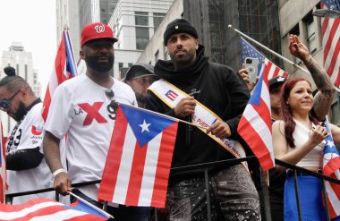 (Nicky Jam 65. Ulusal Porto Riko Günü Geçit Töreni 'nde. 12 Haziran 2022, New York, ABD: Amerikalı şarkıcı Nick Rivera Caminero, bilinen adıyla Nicky Jam, 65. Ulusal Porto Riko Günü Geçit Töreni 'ne katıldı.