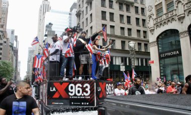 (Nicky Jam 65. Ulusal Porto Riko Günü Geçit Töreni 'nde. 12 Haziran 2022, New York, ABD: Amerikalı şarkıcı Nick Rivera Caminero, bilinen adıyla Nicky Jam, 65. Ulusal Porto Riko Günü Geçit Töreni 'ne katıldı.