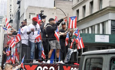 (Nicky Jam 65. Ulusal Porto Riko Günü Geçit Töreni 'nde. 12 Haziran 2022, New York, ABD: Amerikalı şarkıcı Nick Rivera Caminero, bilinen adıyla Nicky Jam, 65. Ulusal Porto Riko Günü Geçit Töreni 'ne katıldı.