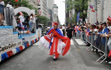 (65. Ulusal Porto Riko Günü Geçidi. 12 Haziran 2022, New York, ABD: COVID-19 salgınından dolayı iki yıl uzaklaştırma aldıktan sonra, en büyük 65. Ulusal Porto Riko Günü Geçidi