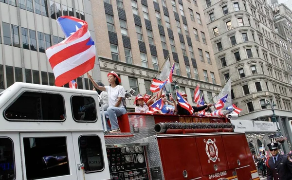 第65回プエルトリコ パレード 2022年6月12日 米国ニューヨーク州 Covid 19パンデミックによる2年間の中断の後 国の独立を祝う第65回プエルトリコ デーパレードが開催されました — ストック写真