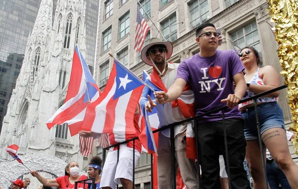 第65回プエルトリコ パレード 2022年6月12日 米国ニューヨーク州 Covid 19パンデミックによる2年間の中断の後 国の独立を祝う第65回プエルトリコ デーパレードが開催されました — ストック写真