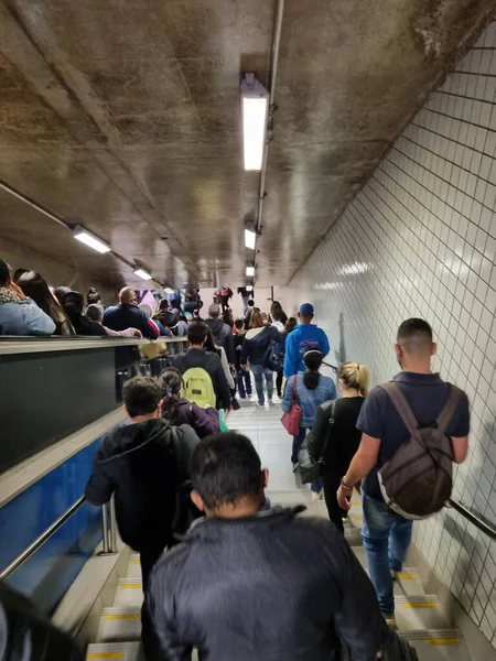 Otobüs şoförlerinin ve tahsildarların grevi Sao Paulo 'daki işçilere rahatsızlık veriyor. 14 Haziran 2022, Sao Paulo, Brezilya: 14 Haziran Salı sabahı Sao Paulo 'da otobüs şoförleri ve tahsildarlarının durması işçilere rahatsızlık verdi (14)). 