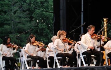 Central Park 'taki New York Filarmoni Konserleri. 15 Haziran 2022, New York, ABD: COVID-19 salgınından dolayı iki yıl aradan sonra New York Filarmoni Orkestrası Parktaki Konserleri tekrar Central Park 'ta