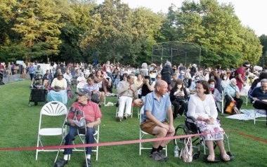 Central Park 'taki New York Filarmoni Konserleri. 15 Haziran 2022, New York, ABD: COVID-19 salgınından dolayı iki yıl aradan sonra New York Filarmoni Orkestrası Parktaki Konserleri tekrar Central Park 'ta