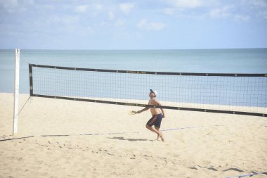Beira-Mar plajında havuz hareketliliği. 15 Haziran 2022, Fortaleza, Ceara, Brezilya: 15 Haziran Çarşamba günü, Corpus Christus bayramı arifesinde, Beira-Mar plajında, Fortaleza, Ceara 'da havuz temizleyicilerinin hareketi. 