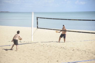 Beira-Mar plajında havuz hareketliliği. 15 Haziran 2022, Fortaleza, Ceara, Brezilya: 15 Haziran Çarşamba günü, Corpus Christus bayramı arifesinde, Beira-Mar plajında, Fortaleza, Ceara 'da havuz temizleyicilerinin hareketi. 