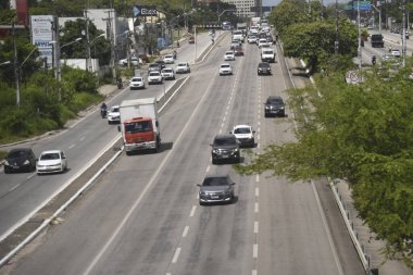 Corpus Christus bayramının arifesinde Ceara yollarında araçlar hareket ediyor. 15 Haziran 2022, Fortaleza, Ceara, Brezilya: BR-116 'da araç hareketi, öğleden sonra erken saatlerde trafikten kaçmak için araçlar yolculuktan yararlanıyor 