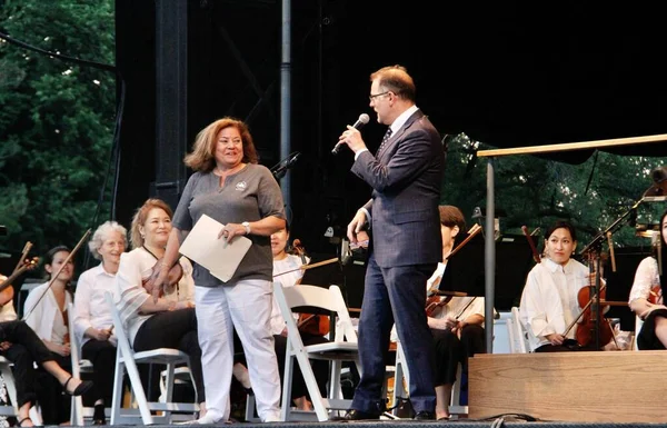 公園内のニューヨーク フィルハーモニー管弦楽団コンサート セントラル パーク 2022年6月15日アメリカ合衆国ニューヨーク州Covid 19パンデミックのため2年ぶりにニューヨーク フィルハーモニー管弦楽団のコンサートがセントラルパークに戻ってきた — ストック写真