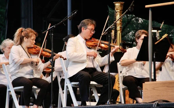 Central Park 'taki New York Filarmoni Konserleri. 15 Haziran 2022, New York, ABD: COVID-19 salgınından dolayı iki yıl aradan sonra New York Filarmoni Orkestrası Parktaki Konserleri tekrar Central Park 'ta