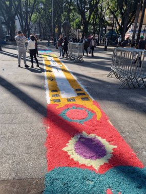 Sao Paulo 'daki Corpus Christi bayramında Se Katedrali önünde renkli halılar yapıyorlar. 16 Haziran 2022, Sao Paulo, Brezilya: Corpus Christi bayramının geleneksel renkli halılarla kutlanması