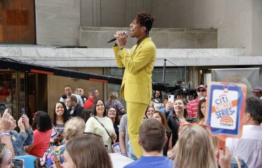 Jon Batiste, Rockefeller Center Plaza 'da NBC' de bugün Citi Yaz Konser Serisi 'nde. 17 Haziran 2022, New York, ABD: 2022 Grammy ödüllü küresel şarkıcı Jon Batiste NBC Todays Citi Yaz Konser Serisi 'nde canlı performans sergiliyor 