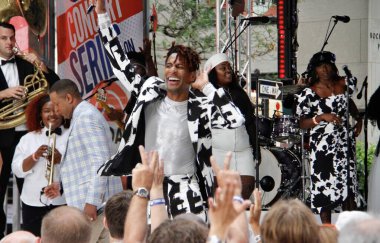 Jon Batiste, Rockefeller Center Plaza 'da NBC' de bugün Citi Yaz Konser Serisi 'nde. 17 Haziran 2022, New York, ABD: 2022 Grammy ödüllü küresel şarkıcı Jon Batiste NBC Todays Citi Yaz Konser Serisi 'nde canlı performans sergiliyor 