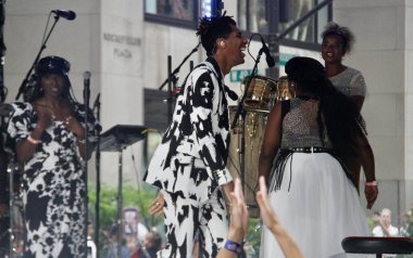 Jon Batiste, Rockefeller Center Plaza 'da NBC' de bugün Citi Yaz Konser Serisi 'nde. 17 Haziran 2022, New York, ABD: 2022 Grammy ödüllü küresel şarkıcı Jon Batiste NBC Todays Citi Yaz Konser Serisi 'nde canlı performans sergiliyor 
