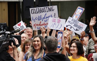 Jon Batiste, Rockefeller Center Plaza 'da NBC' de bugün Citi Yaz Konser Serisi 'nde. 17 Haziran 2022, New York, ABD: 2022 Grammy ödüllü küresel şarkıcı Jon Batiste NBC Todays Citi Yaz Konser Serisi 'nde canlı performans sergiliyor 