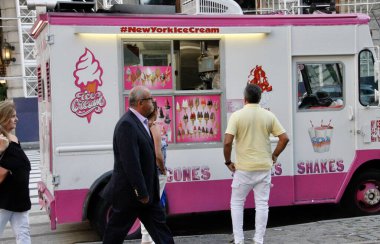 New York 'ta yüksek hava sıcaklığından dolayı sıcak hava dalgaları. 17 Haziran 2022, New York, ABD: İnsanlar Central Park 'taki yüksek hava sıcaklığından faydalanıyorlar piknik yapıyorlar, paten yapıyorlar, bisiklete biniyorlar, koşuyorlar, köpek gezdiriyorlar