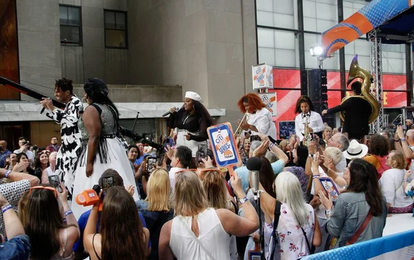 Jon Batiste, Rockefeller Center Plaza 'da NBC' de bugün Citi Yaz Konser Serisi 'nde. 17 Haziran 2022, New York, ABD: 2022 Grammy ödüllü küresel şarkıcı Jon Batiste NBC Todays Citi Yaz Konser Serisi 'nde canlı performans sergiliyor 