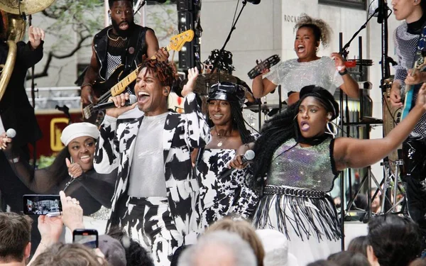 Jon Batiste, Rockefeller Center Plaza 'da NBC' de bugün Citi Yaz Konser Serisi 'nde. 17 Haziran 2022, New York, ABD: 2022 Grammy ödüllü küresel şarkıcı Jon Batiste NBC Todays Citi Yaz Konser Serisi 'nde canlı performans sergiliyor 