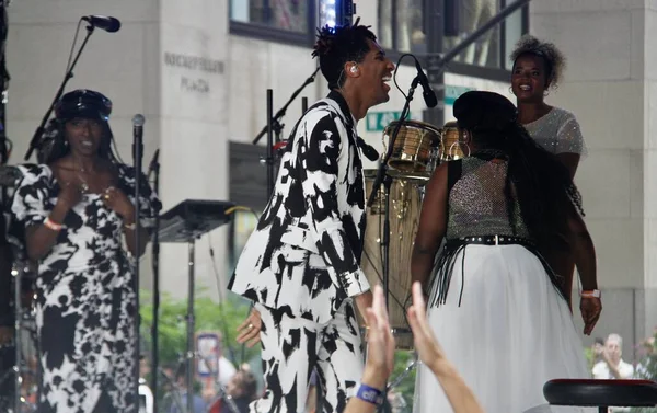 Jon Batiste, Rockefeller Center Plaza 'da NBC' de bugün Citi Yaz Konser Serisi 'nde. 17 Haziran 2022, New York, ABD: 2022 Grammy ödüllü küresel şarkıcı Jon Batiste NBC Todays Citi Yaz Konser Serisi 'nde canlı performans sergiliyor 