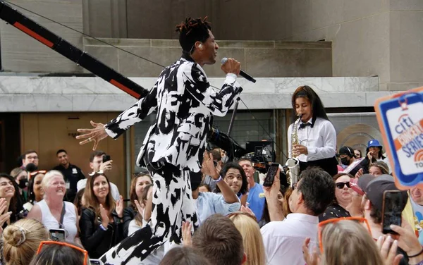 Jon Batiste, Rockefeller Center Plaza 'da NBC' de bugün Citi Yaz Konser Serisi 'nde. 17 Haziran 2022, New York, ABD: 2022 Grammy ödüllü küresel şarkıcı Jon Batiste NBC Todays Citi Yaz Konser Serisi 'nde canlı performans sergiliyor 
