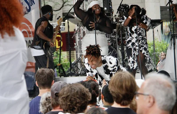 Jon Batiste, Rockefeller Center Plaza 'da NBC' de bugün Citi Yaz Konser Serisi 'nde. 17 Haziran 2022, New York, ABD: 2022 Grammy ödüllü küresel şarkıcı Jon Batiste NBC Todays Citi Yaz Konser Serisi 'nde canlı performans sergiliyor 