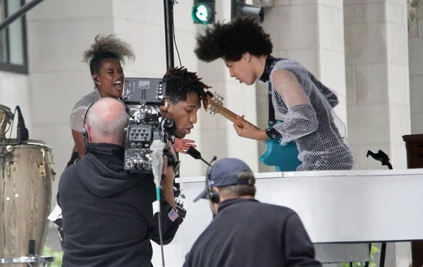 Jon Batiste, Rockefeller Center Plaza 'da NBC' de bugün Citi Yaz Konser Serisi 'nde. 17 Haziran 2022, New York, ABD: 2022 Grammy ödüllü küresel şarkıcı Jon Batiste NBC Todays Citi Yaz Konser Serisi 'nde canlı performans sergiliyor 