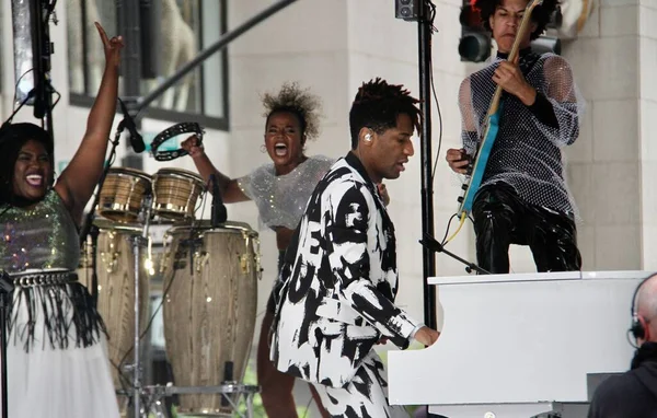 Jon Batiste, Rockefeller Center Plaza 'da NBC' de bugün Citi Yaz Konser Serisi 'nde. 17 Haziran 2022, New York, ABD: 2022 Grammy ödüllü küresel şarkıcı Jon Batiste NBC Todays Citi Yaz Konser Serisi 'nde canlı performans sergiliyor 