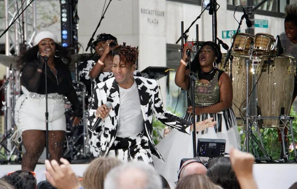 Jon Batiste, Rockefeller Center Plaza 'da NBC' de bugün Citi Yaz Konser Serisi 'nde. 17 Haziran 2022, New York, ABD: 2022 Grammy ödüllü küresel şarkıcı Jon Batiste NBC Todays Citi Yaz Konser Serisi 'nde canlı performans sergiliyor 