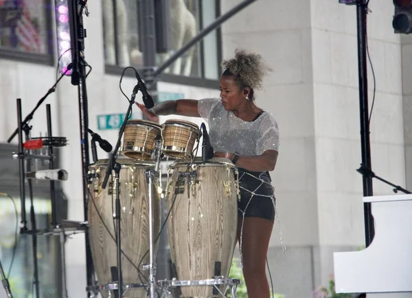 Jon Batiste, Rockefeller Center Plaza 'da NBC' de bugün Citi Yaz Konser Serisi 'nde. 17 Haziran 2022, New York, ABD: 2022 Grammy ödüllü küresel şarkıcı Jon Batiste NBC Todays Citi Yaz Konser Serisi 'nde canlı performans sergiliyor 