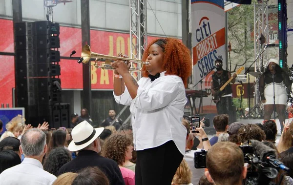Jon Batiste, Rockefeller Center Plaza 'da NBC' de bugün Citi Yaz Konser Serisi 'nde. 17 Haziran 2022, New York, ABD: 2022 Grammy ödüllü küresel şarkıcı Jon Batiste NBC Todays Citi Yaz Konser Serisi 'nde canlı performans sergiliyor 