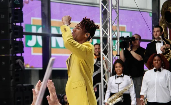 Jon Batiste, Rockefeller Center Plaza 'da NBC' de bugün Citi Yaz Konser Serisi 'nde. 17 Haziran 2022, New York, ABD: 2022 Grammy ödüllü küresel şarkıcı Jon Batiste NBC Todays Citi Yaz Konser Serisi 'nde canlı performans sergiliyor 
