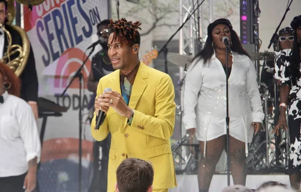 Jon Batiste, Rockefeller Center Plaza 'da NBC' de bugün Citi Yaz Konser Serisi 'nde. 17 Haziran 2022, New York, ABD: 2022 Grammy ödüllü küresel şarkıcı Jon Batiste NBC Todays Citi Yaz Konser Serisi 'nde canlı performans sergiliyor 