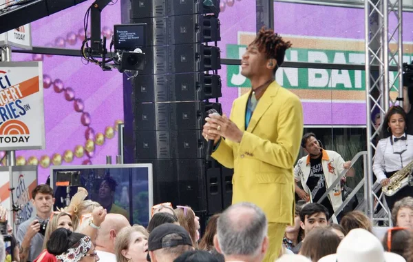 Jon Batiste, Rockefeller Center Plaza 'da NBC' de bugün Citi Yaz Konser Serisi 'nde. 17 Haziran 2022, New York, ABD: 2022 Grammy ödüllü küresel şarkıcı Jon Batiste NBC Todays Citi Yaz Konser Serisi 'nde canlı performans sergiliyor 