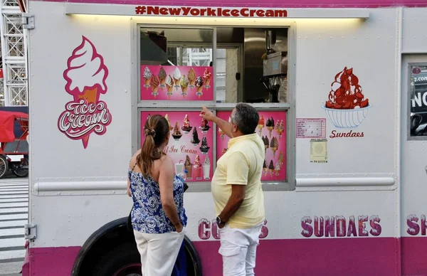 New York 'ta yüksek hava sıcaklığından dolayı sıcak hava dalgaları. 17 Haziran 2022, New York, ABD: İnsanlar Central Park 'taki yüksek hava sıcaklığından faydalanıyorlar piknik yapıyorlar, paten yapıyorlar, bisiklete biniyorlar, koşuyorlar, köpek gezdiriyorlar