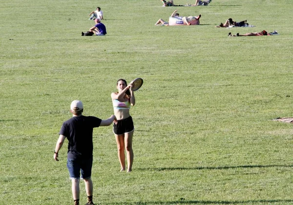 New York 'ta yüksek hava sıcaklığından dolayı sıcak hava dalgaları. 17 Haziran 2022, New York, ABD: İnsanlar Central Park 'taki yüksek hava sıcaklığından faydalanıyorlar piknik yapıyorlar, paten yapıyorlar, bisiklete biniyorlar, koşuyorlar, köpek gezdiriyorlar