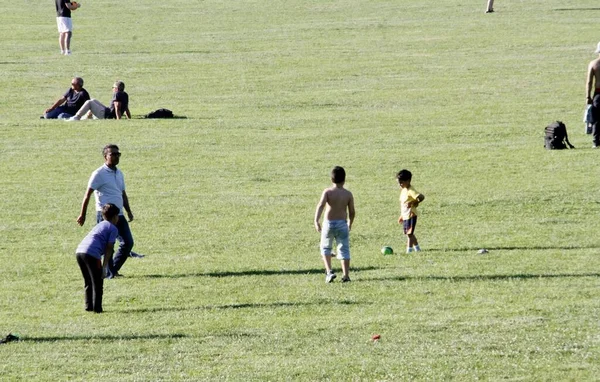 New York 'ta yüksek hava sıcaklığından dolayı sıcak hava dalgaları. 17 Haziran 2022, New York, ABD: İnsanlar Central Park 'taki yüksek hava sıcaklığından faydalanıyorlar piknik yapıyorlar, paten yapıyorlar, bisiklete biniyorlar, koşuyorlar, köpek gezdiriyorlar