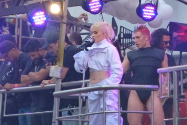 26. Sao Paulo LGBT + Onur Yürüyüşü. 19 Haziran 2022, Sao Paulo, Brezilya: Şarkıcılar Lexa, Luisa Sonza ve Jojo Todinho, Sao Paulo LGBT + Gurur Yürüyüşü sırasında seyirciyi neşelendirdiler.). 