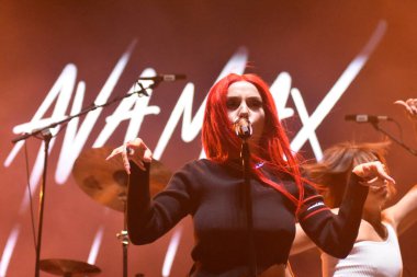 Ava Max, KTU 'nun Northwell Health-Jones Beach Theater' daki KTUphoria konserinde sahne aldı. 18 Haziran 2022, New York, ABD
