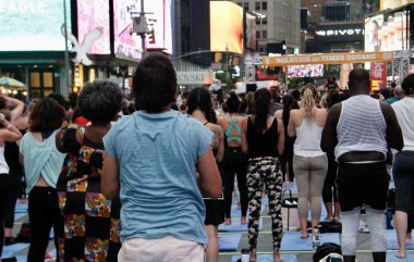 (Uluslararası Yoga Günü 'nde Times Meydanı' nda Gündönümü. 21 Haziran 2022, New York, ABD: Times Meydanı 'nda Gündönümü Uluslararası Yoga Günü 21 Haziran' da Times Meydanı 'nda 
