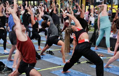(Uluslararası Yoga Günü 'nde Times Meydanı' nda Gündönümü. 21 Haziran 2022, New York, ABD: Times Meydanı 'nda Gündönümü Uluslararası Yoga Günü 21 Haziran' da Times Meydanı 'nda 