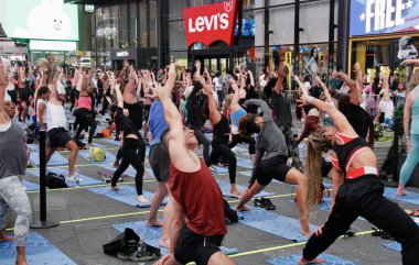 (Uluslararası Yoga Günü 'nde Times Meydanı' nda Gündönümü. 21 Haziran 2022, New York, ABD: Times Meydanı 'nda Gündönümü Uluslararası Yoga Günü 21 Haziran' da Times Meydanı 'nda 