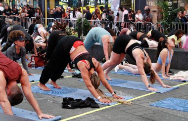 (Uluslararası Yoga Günü 'nde Times Meydanı' nda Gündönümü. 21 Haziran 2022, New York, ABD: Times Meydanı 'nda Gündönümü Uluslararası Yoga Günü 21 Haziran' da Times Meydanı 'nda 