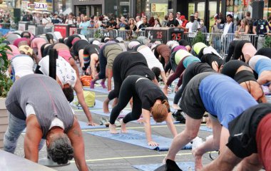 (Uluslararası Yoga Günü 'nde Times Meydanı' nda Gündönümü. 21 Haziran 2022, New York, ABD: Times Meydanı 'nda Gündönümü Uluslararası Yoga Günü 21 Haziran' da Times Meydanı 'nda 