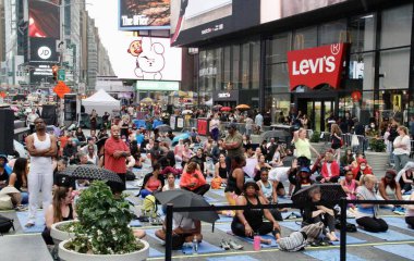 (Uluslararası Yoga Günü 'nde Times Meydanı' nda Gündönümü. 21 Haziran 2022, New York, ABD: Times Meydanı 'nda Gündönümü Uluslararası Yoga Günü 21 Haziran' da Times Meydanı 'nda 