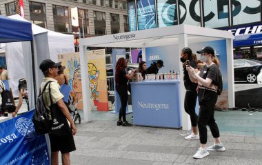 (Uluslararası Yoga Günü 'nde Times Meydanı' nda Gündönümü. 21 Haziran 2022, New York, ABD: Times Meydanı 'nda Gündönümü Uluslararası Yoga Günü 21 Haziran' da Times Meydanı 'nda 