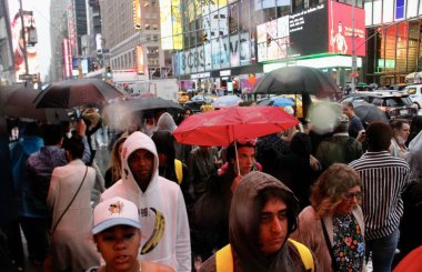 Times Meydanı 'nda New Yorklular Yağmur Altında. 21 Haziran 2022, New York, ABD: New Yorklular ve turistler Times Meydanı 'nda kısa ve hafif bir yağmura maruz kaldılar ve hepsi şemsiyelerden korunmak zorunda kalarak eğlenmek zorunda kaldılar