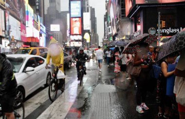 Times Meydanı 'nda New Yorklular Yağmur Altında. 21 Haziran 2022, New York, ABD: New Yorklular ve turistler Times Meydanı 'nda kısa ve hafif bir yağmura maruz kaldılar ve hepsi şemsiyelerden korunmak zorunda kalarak eğlenmek zorunda kaldılar
