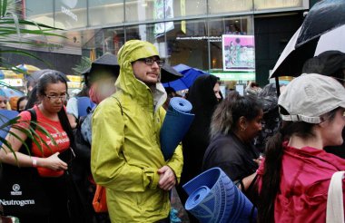 Times Meydanı 'nda New Yorklular Yağmur Altında. 21 Haziran 2022, New York, ABD: New Yorklular ve turistler Times Meydanı 'nda kısa ve hafif bir yağmura maruz kaldılar ve hepsi şemsiyelerden korunmak zorunda kalarak eğlenmek zorunda kaldılar