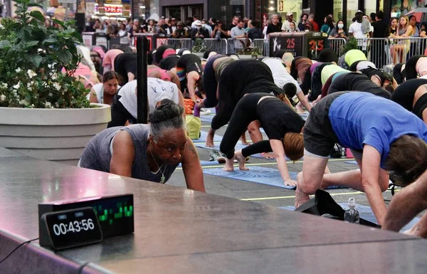 Uluslararası Yoga Günü Nde Times Meydanı Nda Gündönümü Haziran 2022 — Stok fotoğraf